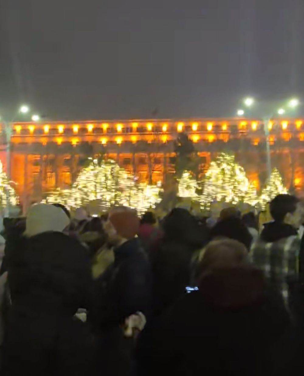 Peste 1.000 de persoane la protestul din Piaţa Victoriei